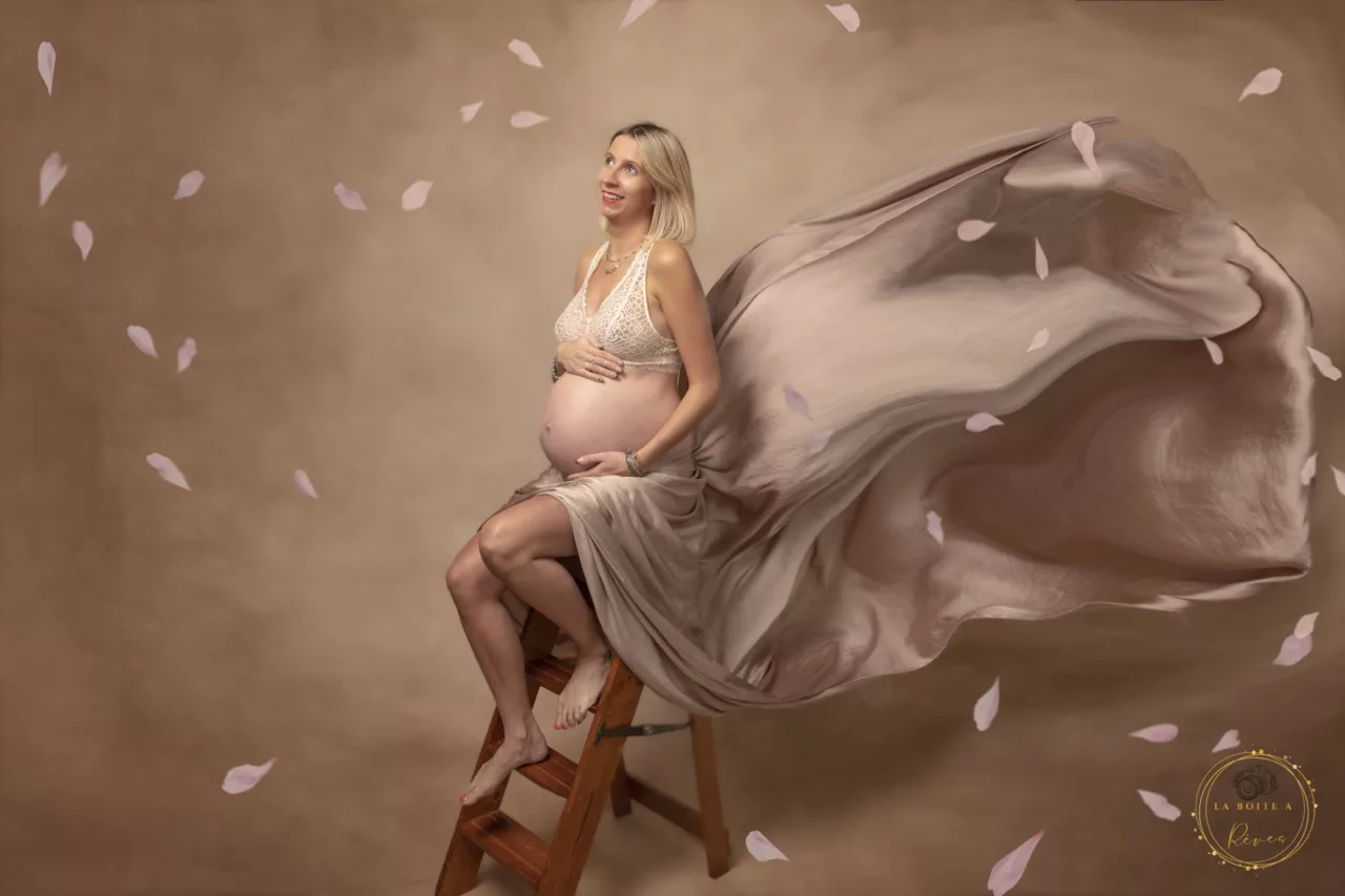 Séance photo shooting Femme enceinte en robe dans le vent