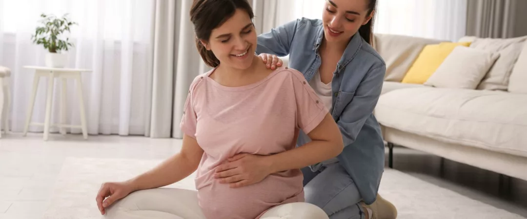 Une doula aide une femme enceinte