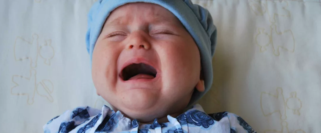 Un nourrisson qui est en train de pleurer
