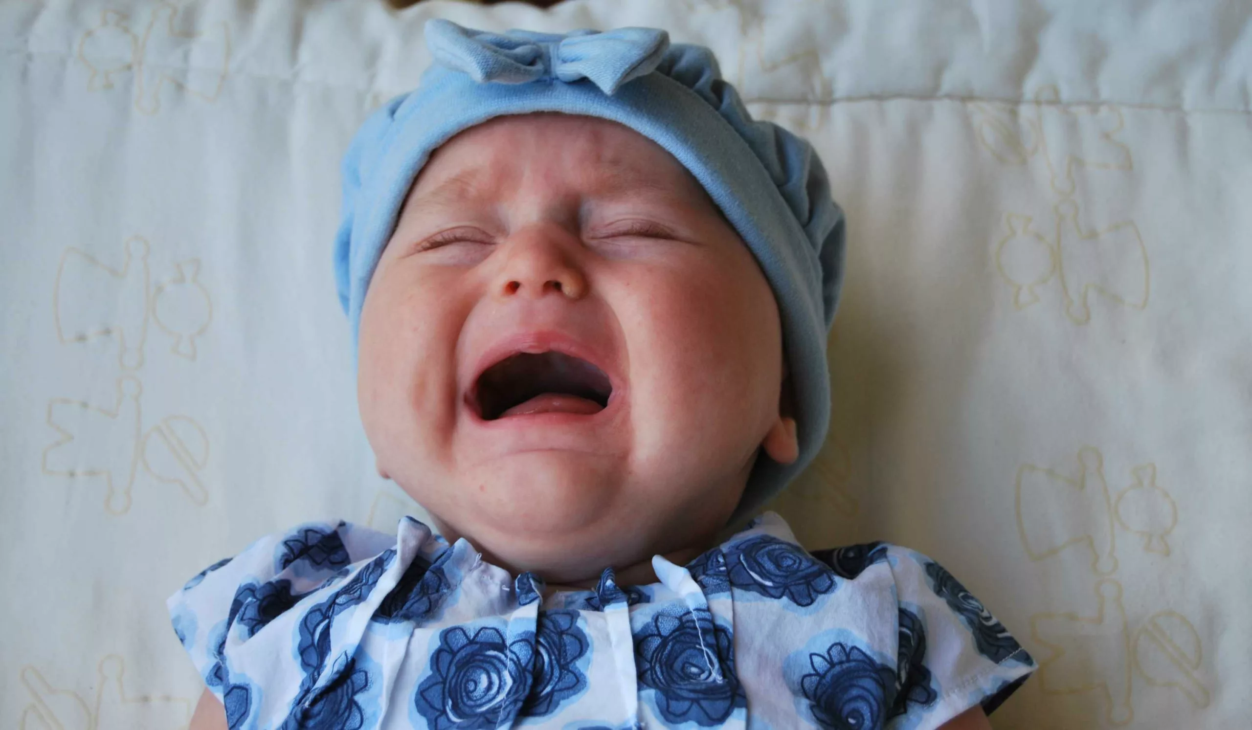 Un nourrisson qui est en train de pleurer